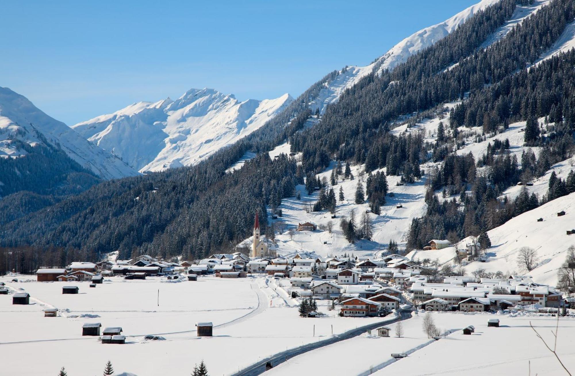 Gasthof Baren Hotel Holzgau Exterior photo